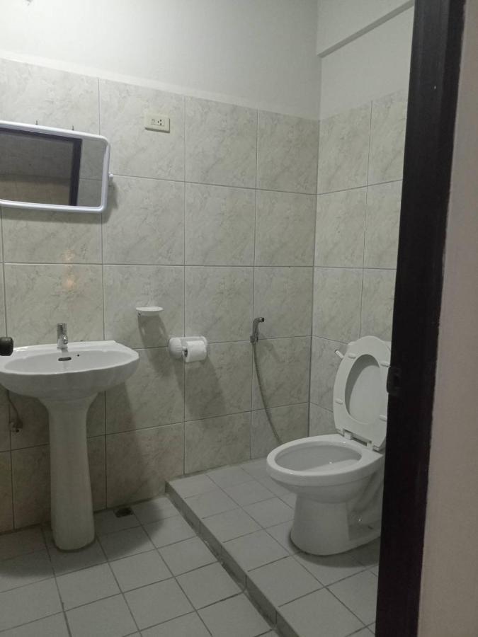 Pluemchai Guesthouse Pantai Jomtien Bagian luar foto