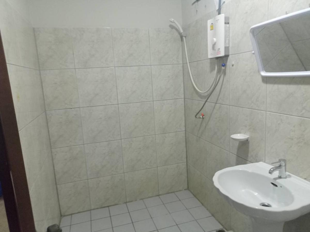 Pluemchai Guesthouse Pantai Jomtien Bagian luar foto
