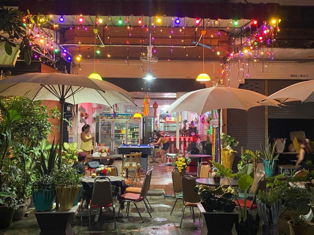 Pluemchai Guesthouse Pantai Jomtien Bagian luar foto