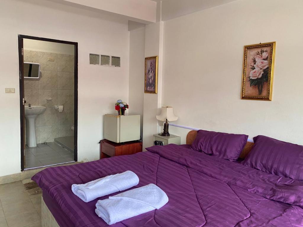 Pluemchai Guesthouse Pantai Jomtien Bagian luar foto