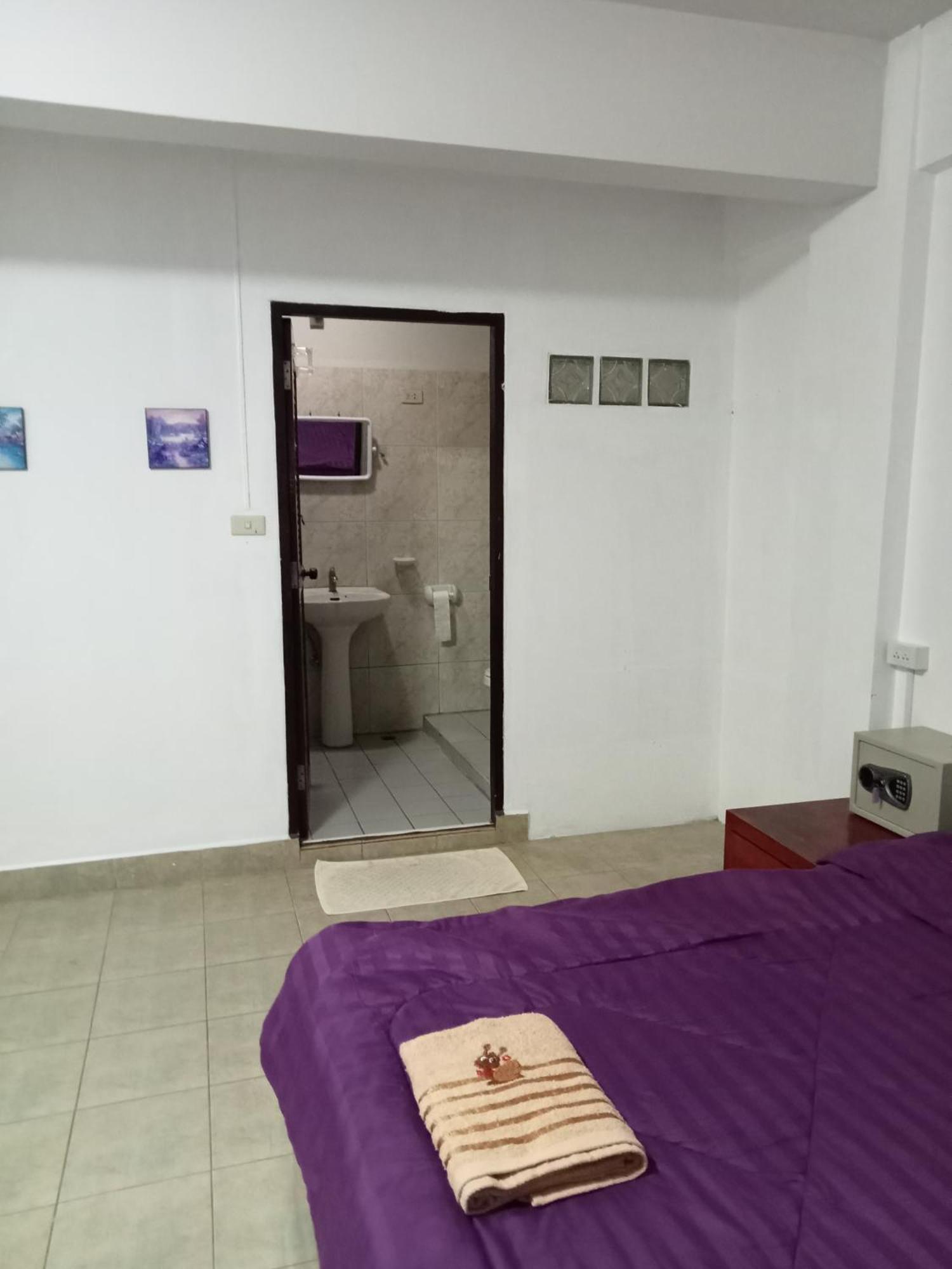 Pluemchai Guesthouse Pantai Jomtien Bagian luar foto