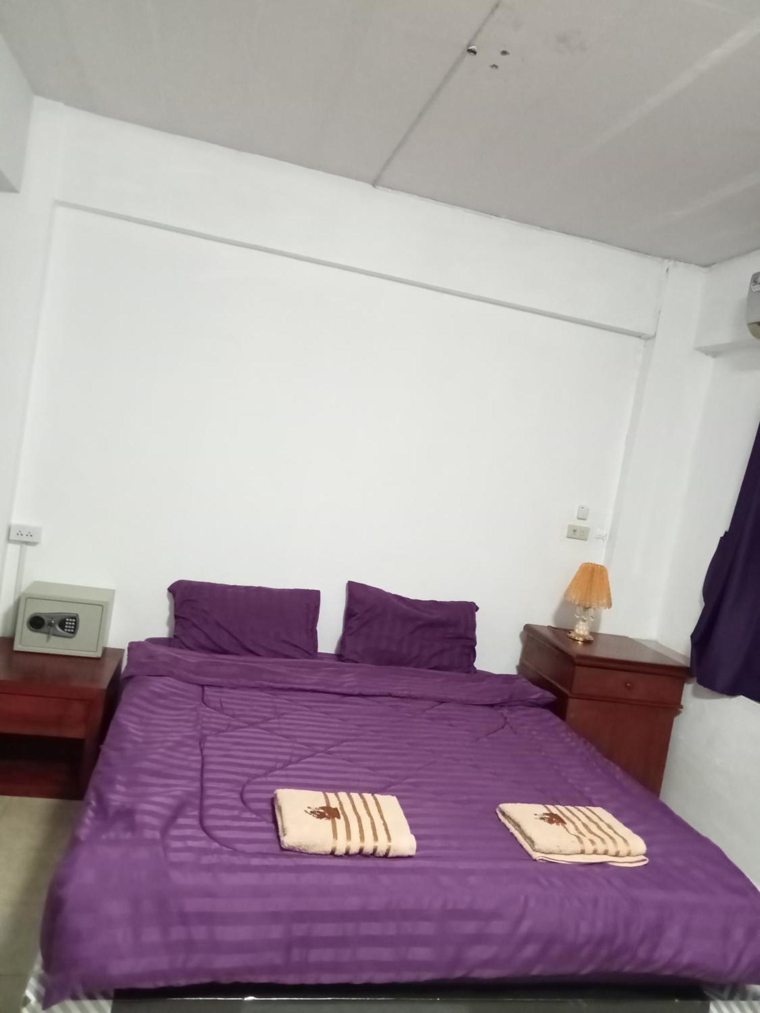 Pluemchai Guesthouse Pantai Jomtien Bagian luar foto