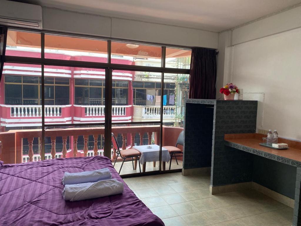 Pluemchai Guesthouse Pantai Jomtien Bagian luar foto