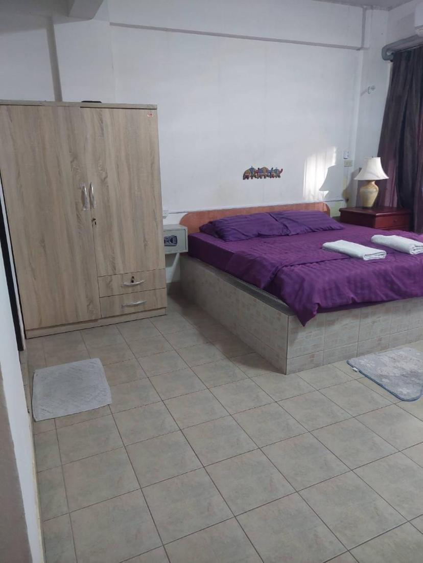 Pluemchai Guesthouse Pantai Jomtien Bagian luar foto