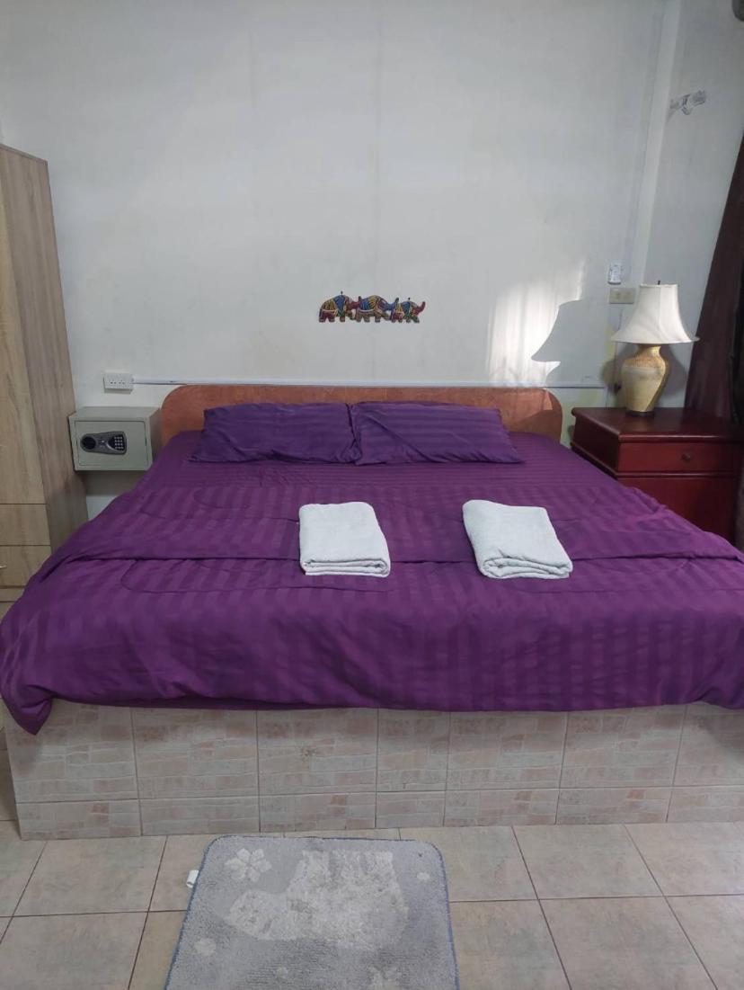 Pluemchai Guesthouse Pantai Jomtien Bagian luar foto