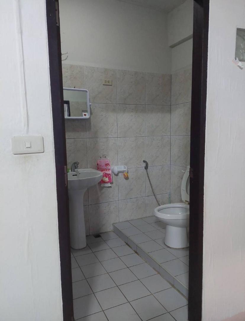 Pluemchai Guesthouse Pantai Jomtien Bagian luar foto