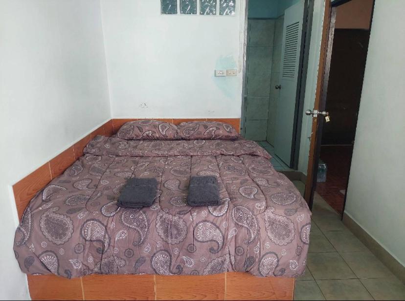 Pluemchai Guesthouse Pantai Jomtien Bagian luar foto