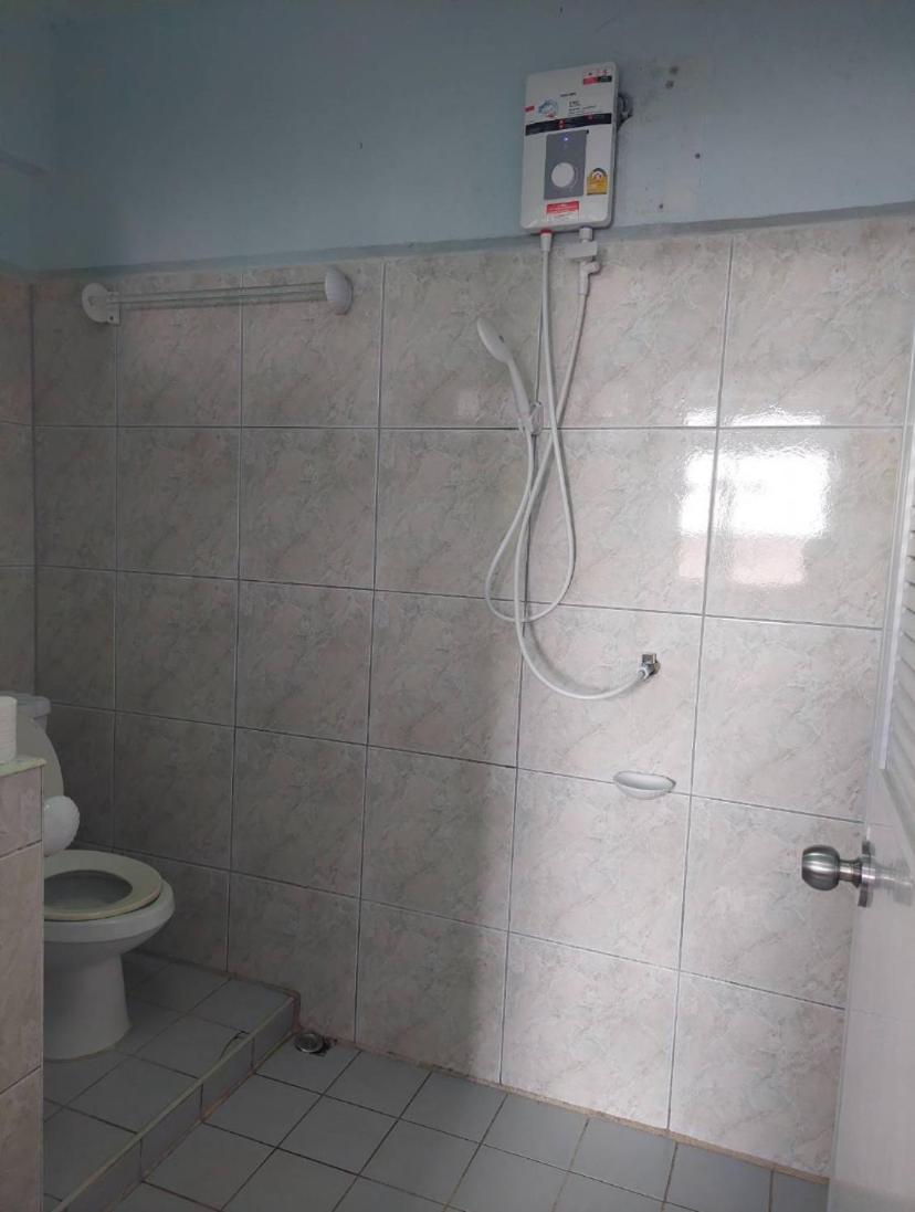 Pluemchai Guesthouse Pantai Jomtien Bagian luar foto