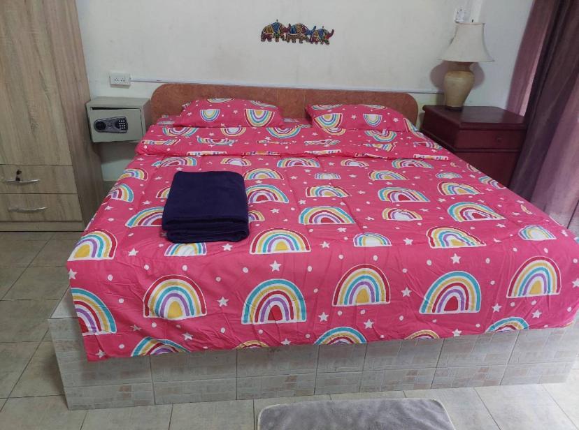 Pluemchai Guesthouse Pantai Jomtien Bagian luar foto