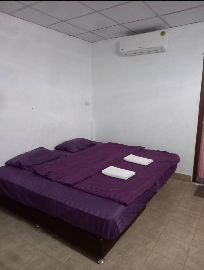 Pluemchai Guesthouse Pantai Jomtien Bagian luar foto