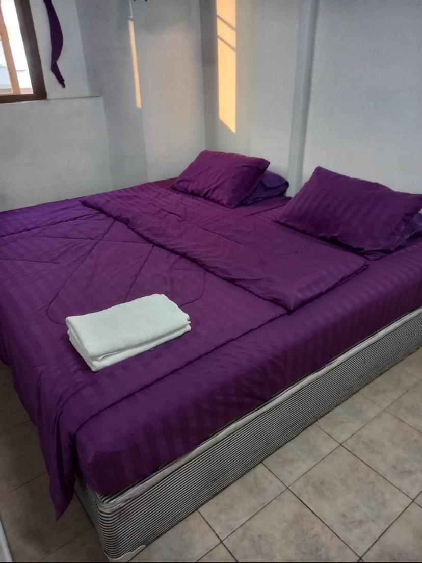 Pluemchai Guesthouse Pantai Jomtien Bagian luar foto