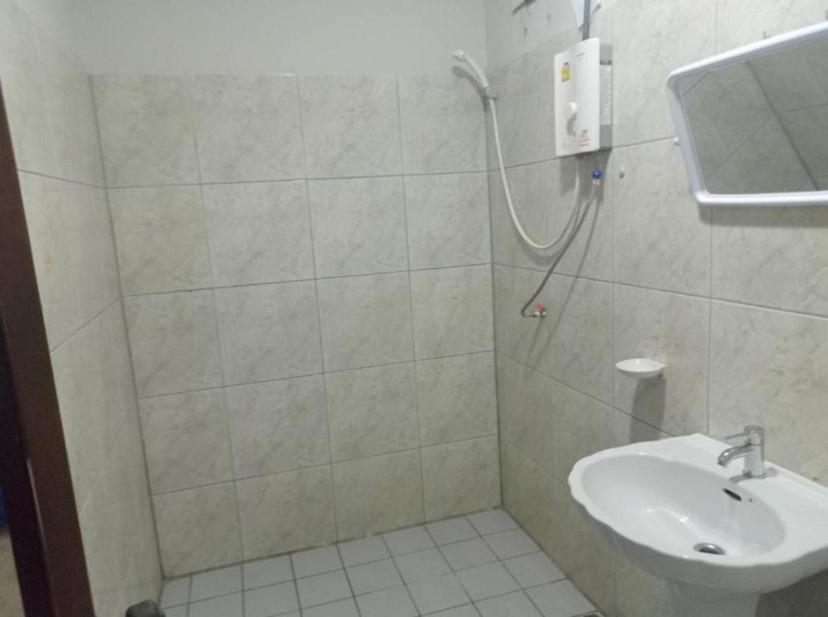 Pluemchai Guesthouse Pantai Jomtien Bagian luar foto