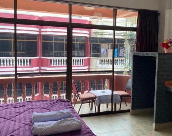 Pluemchai Guesthouse Pantai Jomtien Bagian luar foto