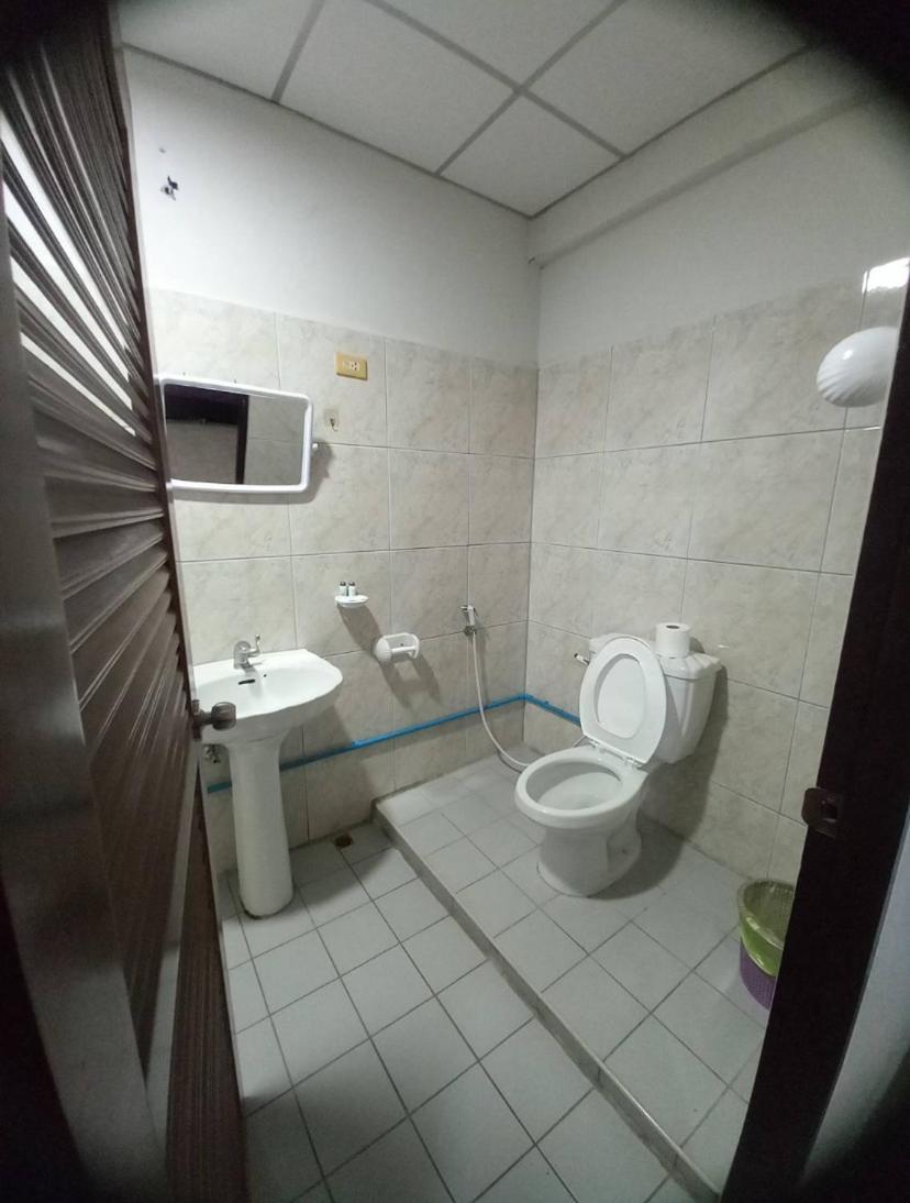Pluemchai Guesthouse Pantai Jomtien Bagian luar foto